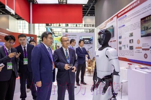 中国足球协会主席蔡振华会见华侨企业家蔡冠深